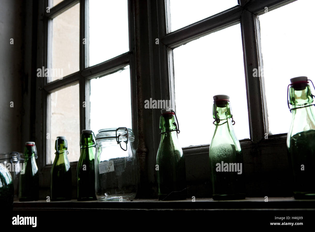 Davanzale, le bottiglie di vetro, storage barattoli, dettaglio, retroilluminazione Foto Stock