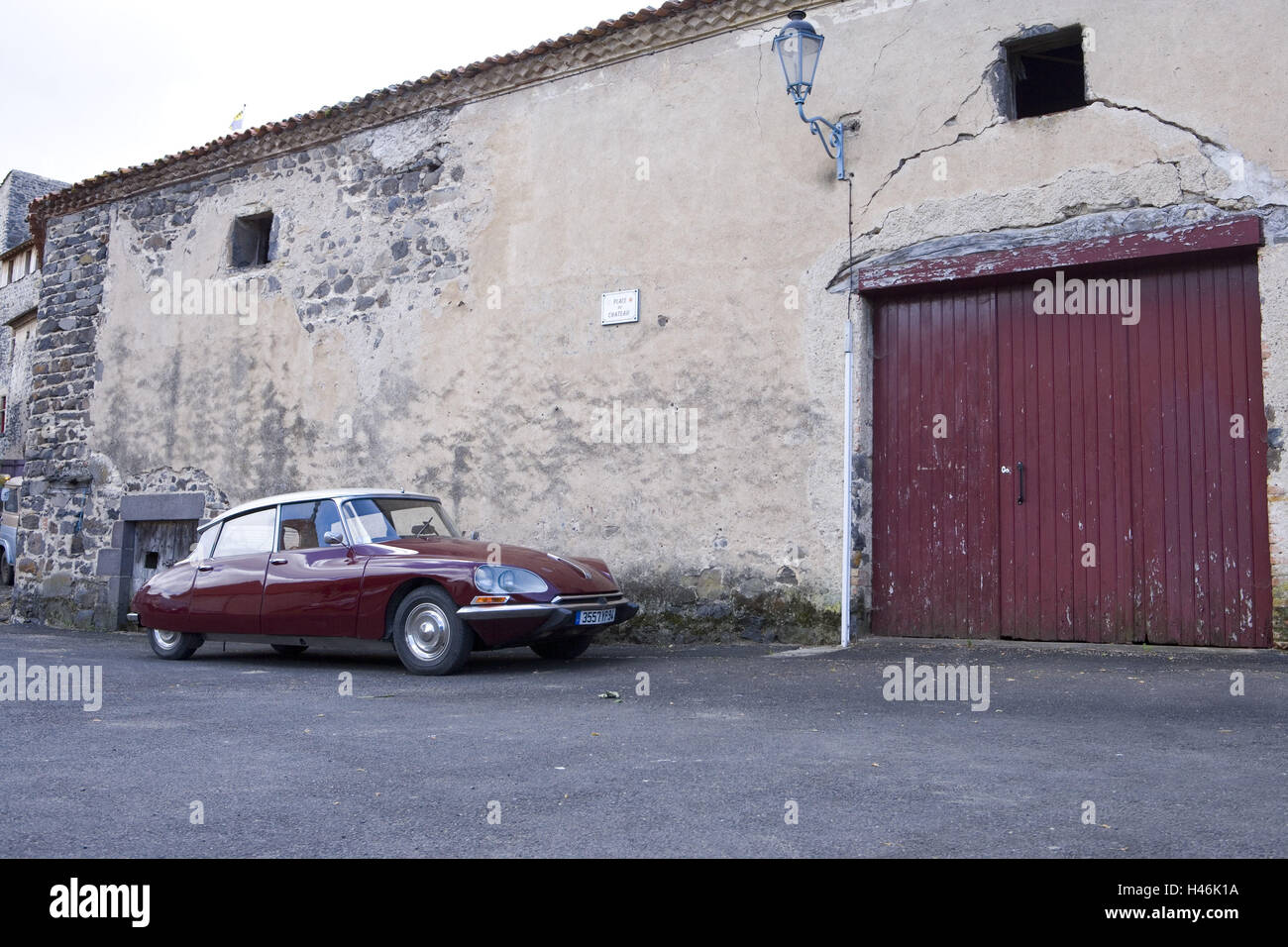 Francia Auvergne Puy de cattedrali, Villeneuve, piazza del villaggio, auto Citroen, porta di garage, alcuna proprietà di rilascio, Foto Stock