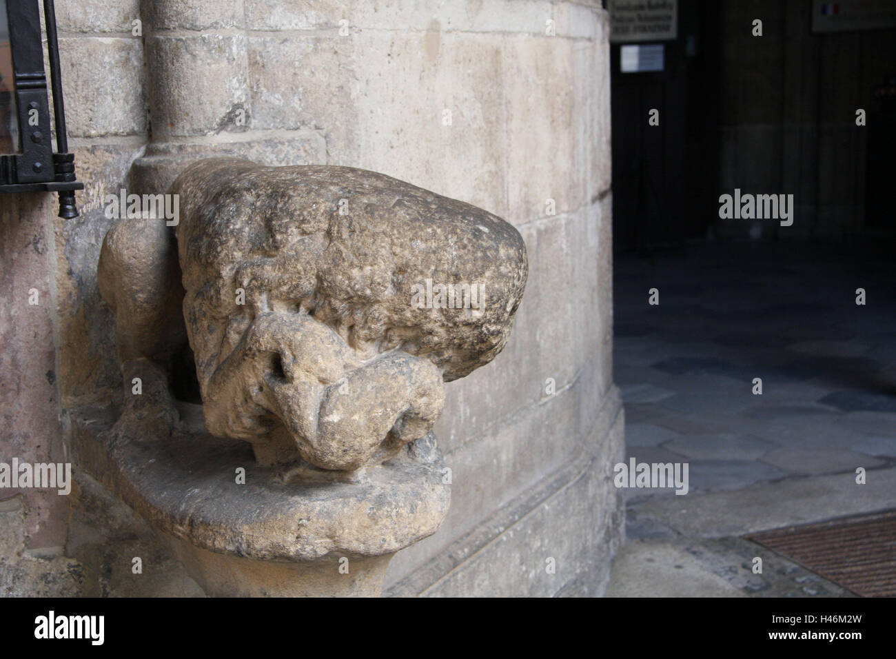 Polonia Wroclaw, pietra figura all'ingresso della cattedrale, Foto Stock