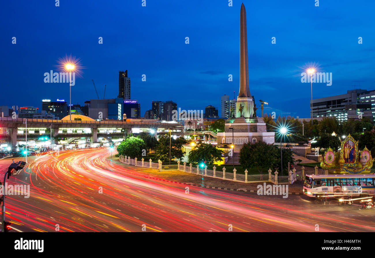 Una lunga esposizione blu-ora immagine del Monumento della Vittoria a Bangkok, in Thailandia che cattura il traffico e il trambusto della citta'. Foto Stock