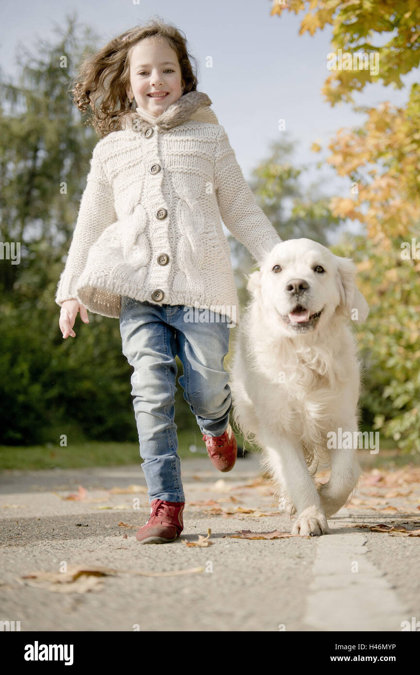 Piccola ragazza sul modo con il cane, Foto Stock