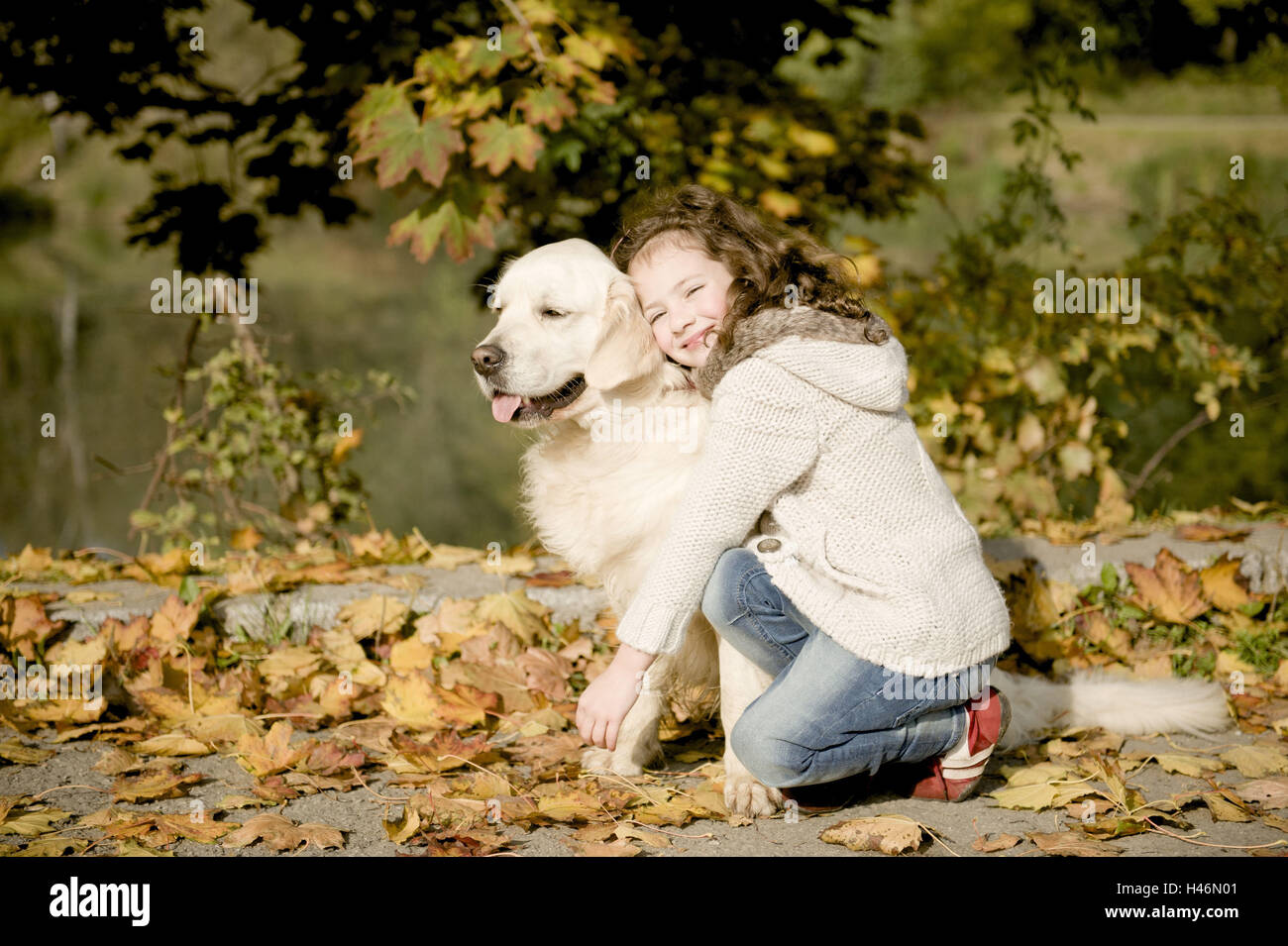 Piccola ragazza abbraccia di un cane, Foto Stock