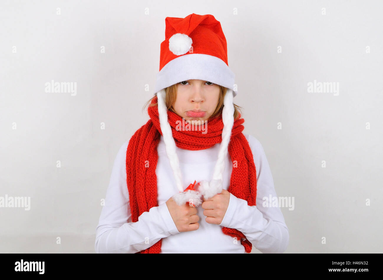 Ragazza, Santa's hat, visualizza fotocamera, provocatoriamente, Natale, inverno, Santa, Santa's hat, una persona, bambino, sciarpa rossa, gesto, offende, tengono il broncio, rivestimento, Foto Stock