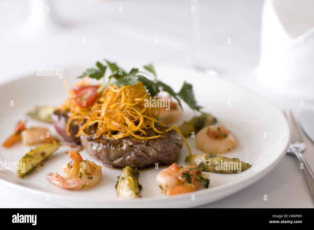 Cibo, pasto principale, rumpsteak con gamberi e patate crepe, Foto Stock
