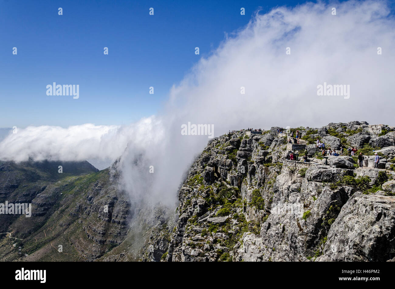 Nuvole sulla Table Mountain e Cape Town, Western Cape, Sud Africa e Africa Foto Stock