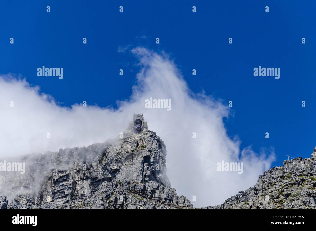 La cabinovia di Table Mountain dalla stazione di nuvole, Cape Town, Western Cape, Sud Africa e Africa Foto Stock
