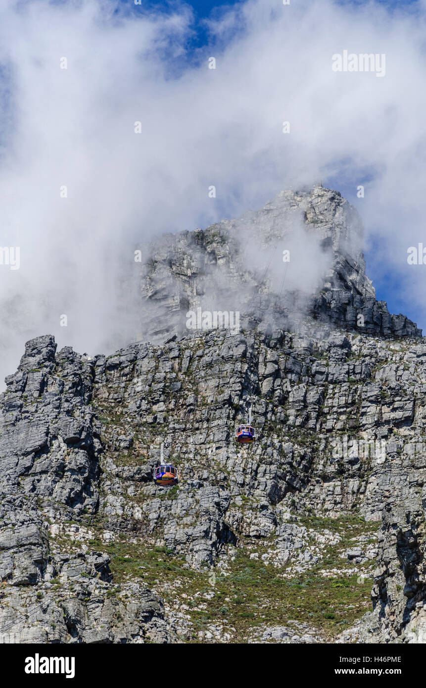 La cabinovia di Table Mountain dalla stazione di nuvole, Cape Town, Western Cape, Sud Africa e Africa Foto Stock