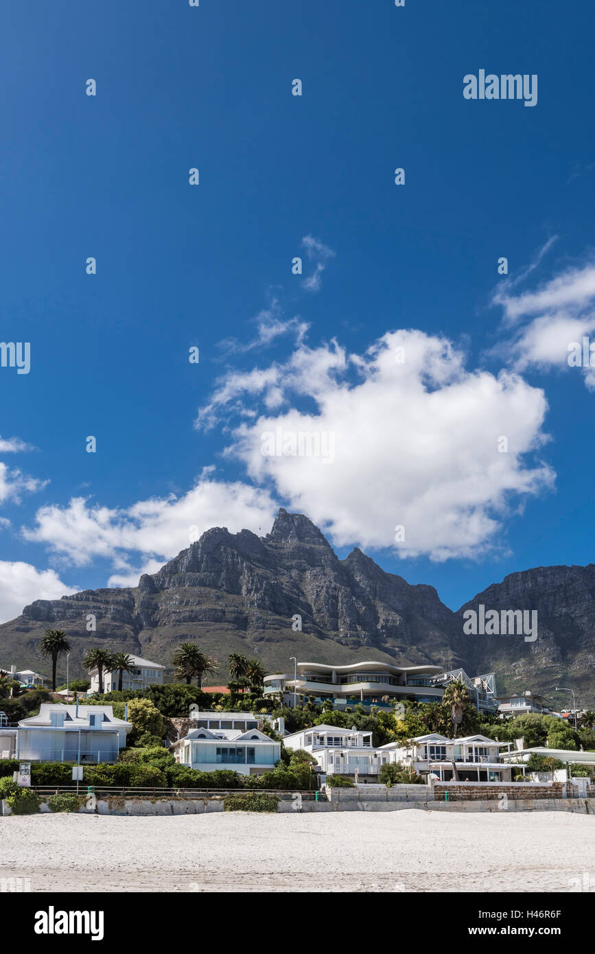 La spiaggia di Camps Bay con Table Mountain e Cape Town, Western Cape, Sud Africa e Africa Foto Stock