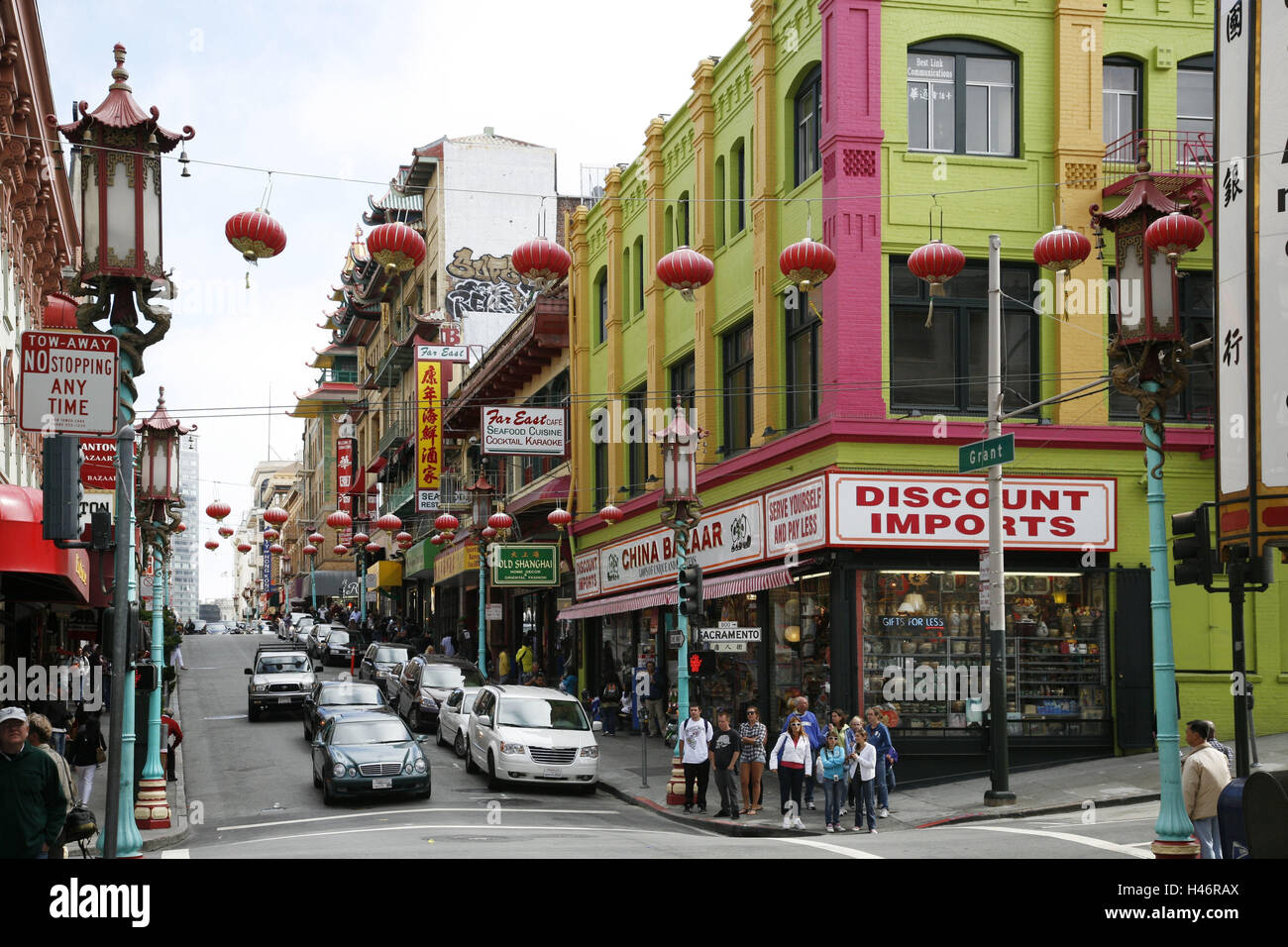 Gli Stati Uniti, California, San Francisco, Chinatown, turistico, parte, la town, vista città, centro città, case, palazzi, architettura, negozi, lampions, lampioni, figure, in cinese, automobili, passanti, persone, turismo, street, semaforo Foto Stock