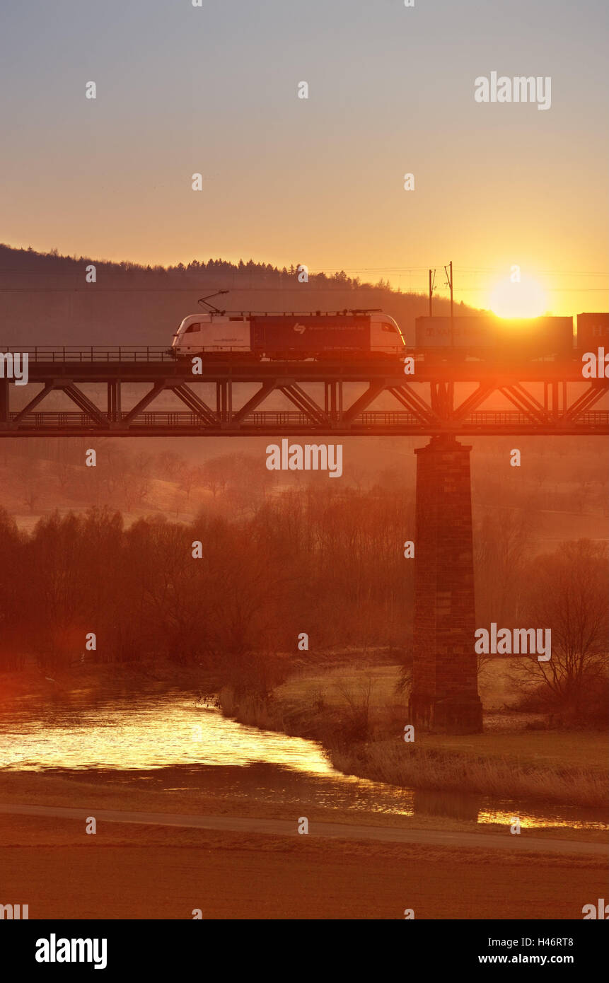 Fiume, bridge, treno merci, tramonto, Foto Stock