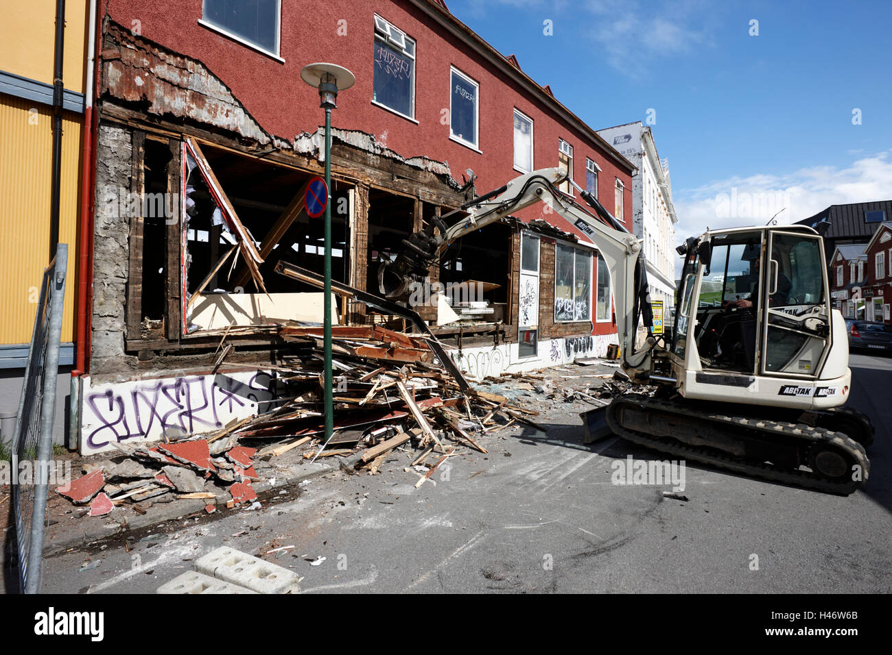 Demolizione di un vecchio reso metal clad la struttura di legno edificio nel centro di Reykjavik Islanda Foto Stock