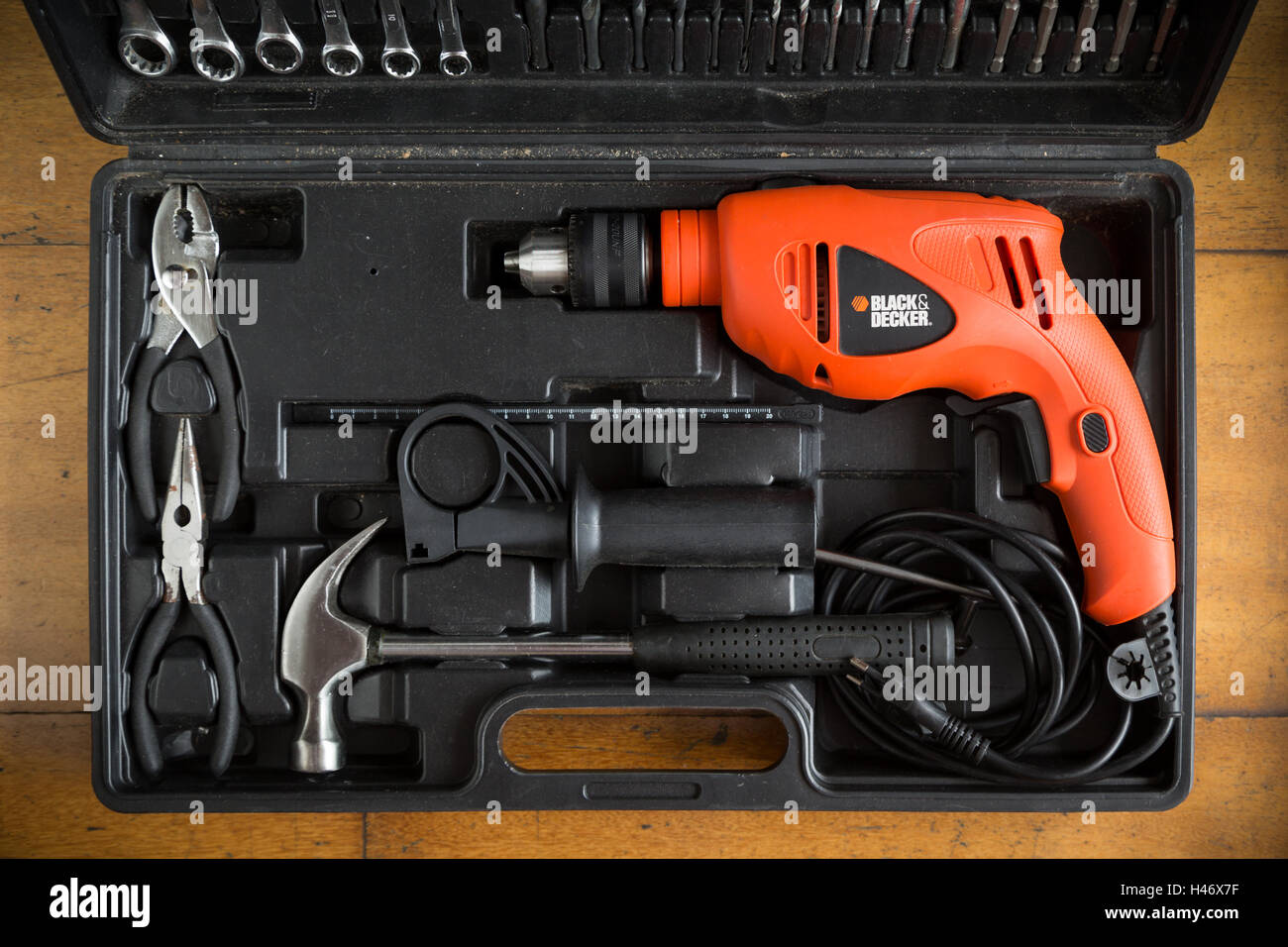 Black & Decker tool kit per trapano martello con accessori sul pavimento in  legno Foto stock - Alamy