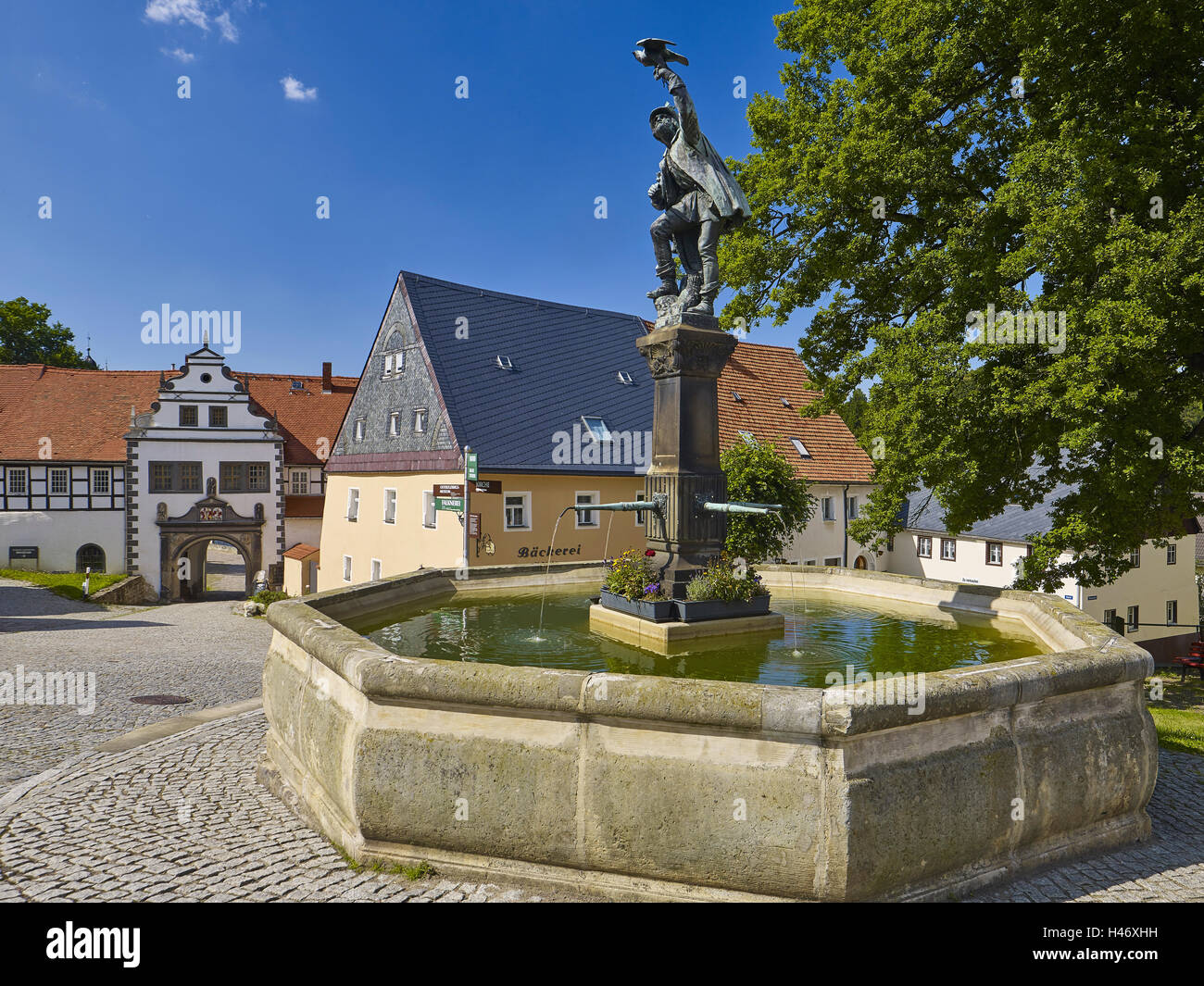Vista del mercato al castello con falconer fontana, Lauenstein, Monti Metalliferi, Bassa Sassonia, Germania Foto Stock