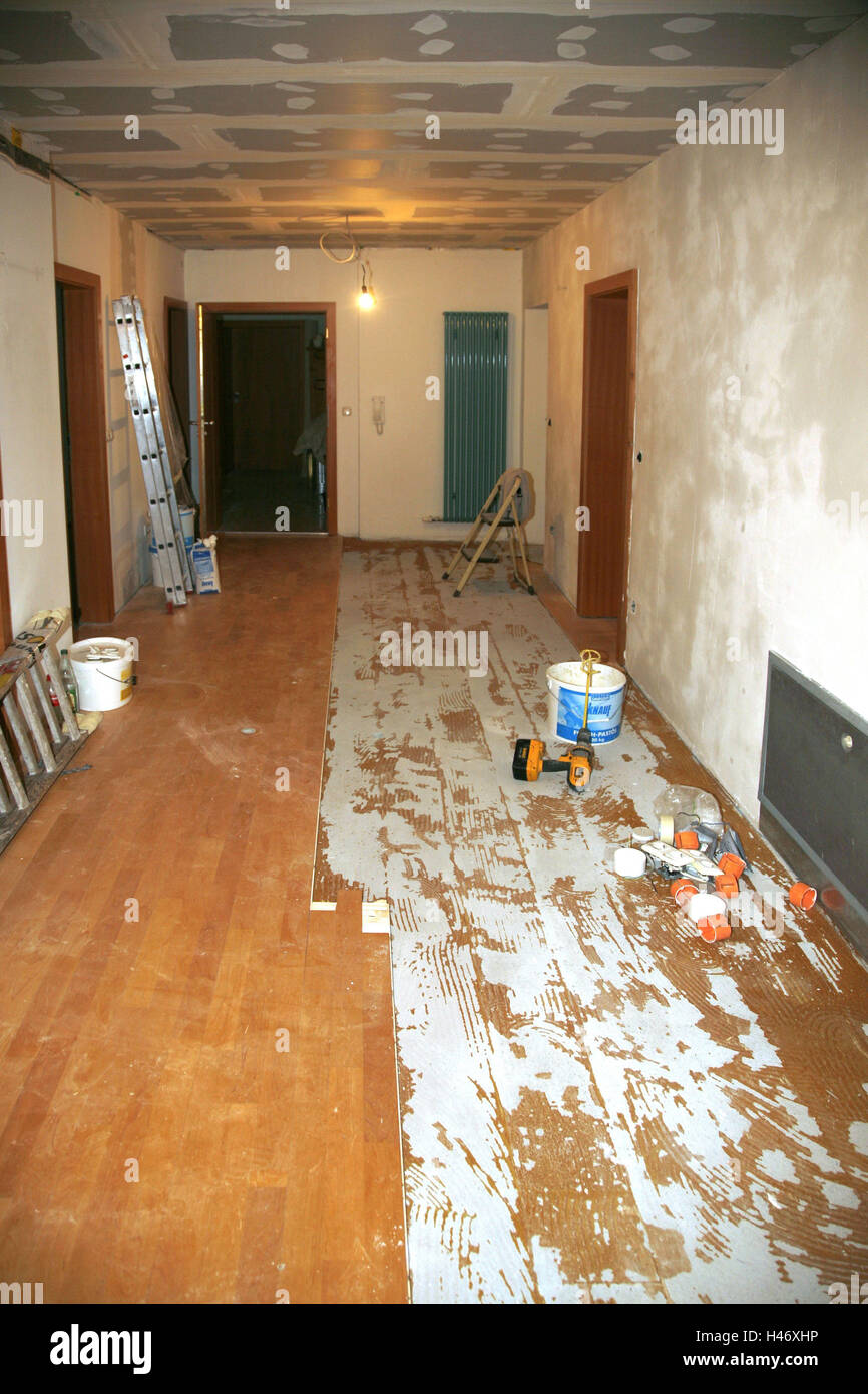 Piatta, i danni causati dall'acqua, hall, riparazione, assicurazioni, proprietà di assicurazione, danni domestici di assicurazione, copertura assicurativa, in caso di danni, acqua, acqua danni, soffitti, sala caps, riparazione, a chiazze, umida impregna, pareti, pavimenti, rotte, riparazione, lavori di riparazione, reor Foto Stock