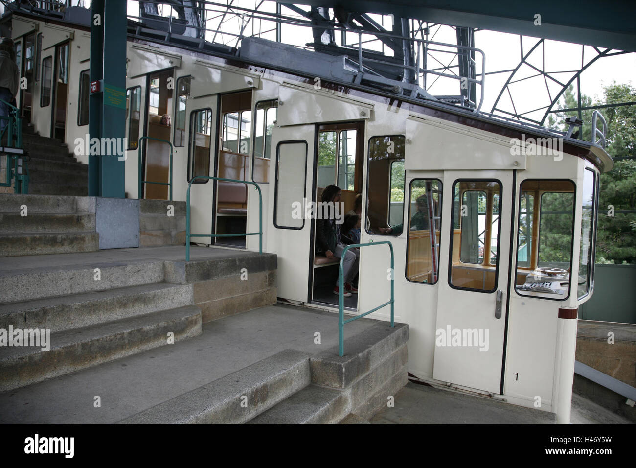 In Germania, in Sassonia, Dresda, funicolare, partenza, stazione a valle, punzone centrale spazio, carrelli, persone, persone, turisti, funivia, turismo, Foto Stock