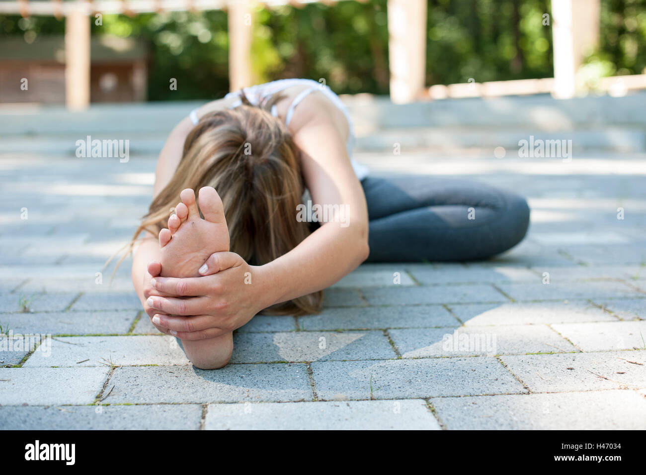 Donna facendo esercizi yoga Foto Stock