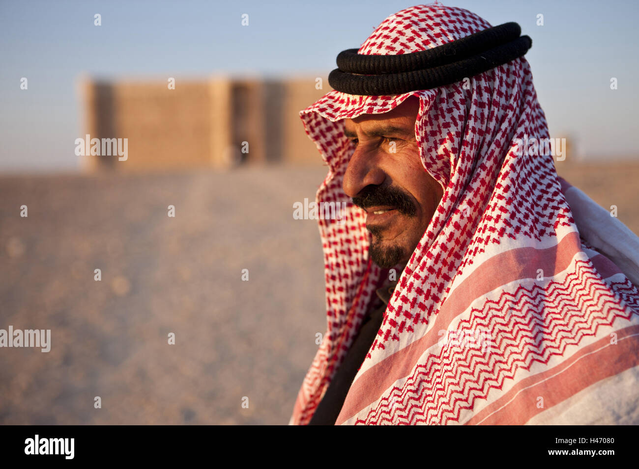 Giordania, castello nel deserto di Qasr Kharana, l uomo con il tradizionale velo, ritratto, vista laterale Foto Stock