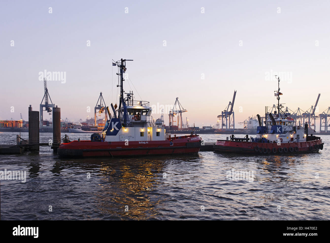 Barche, piloti, rimorchiatore, in attesa di missione, Neumühlen, atmosfera serale, Porto, città anseatica di Amburgo, Germania, Foto Stock