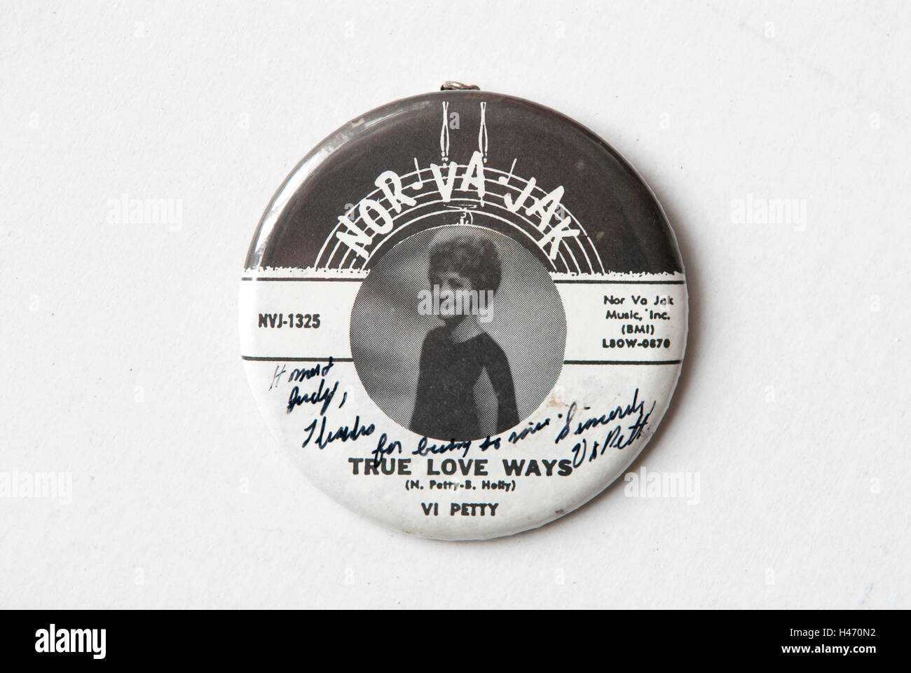 Il vero amore modi pulsante badge pin firmato da Vi Petty vedova di Norman Petty chi ha registrato la Buddy Holly cantando questa canzone pop. HOMER SYKES Foto Stock