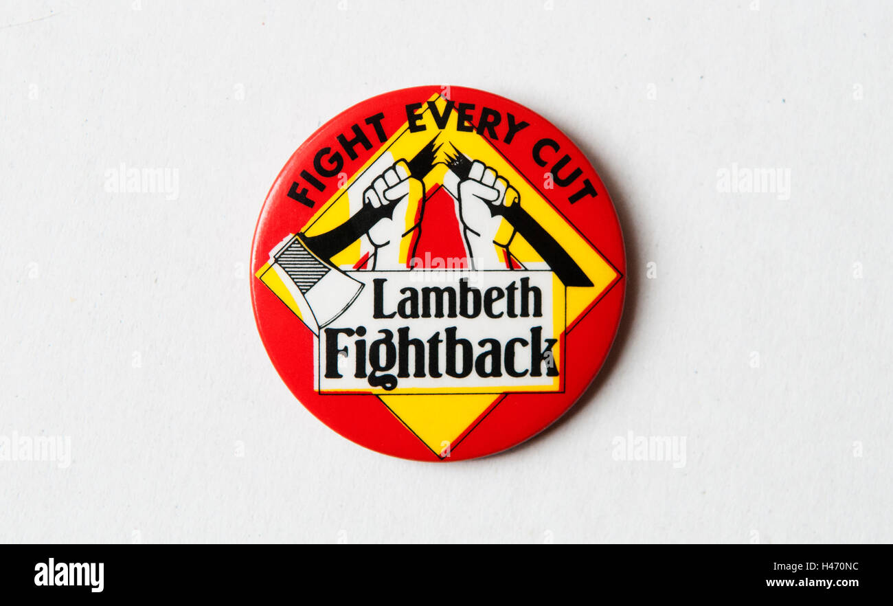 La lotta contro ogni taglio Lambeth rimonta il pulsante pin badge. Anni ottanta HOMER SYKES Foto Stock