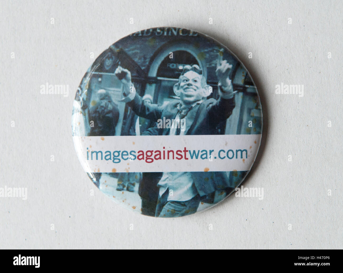 Tony Blair PM, una caricatura con il simbolo di un pulsante a forma di spillo contro War HOMER SYKES Foto Stock
