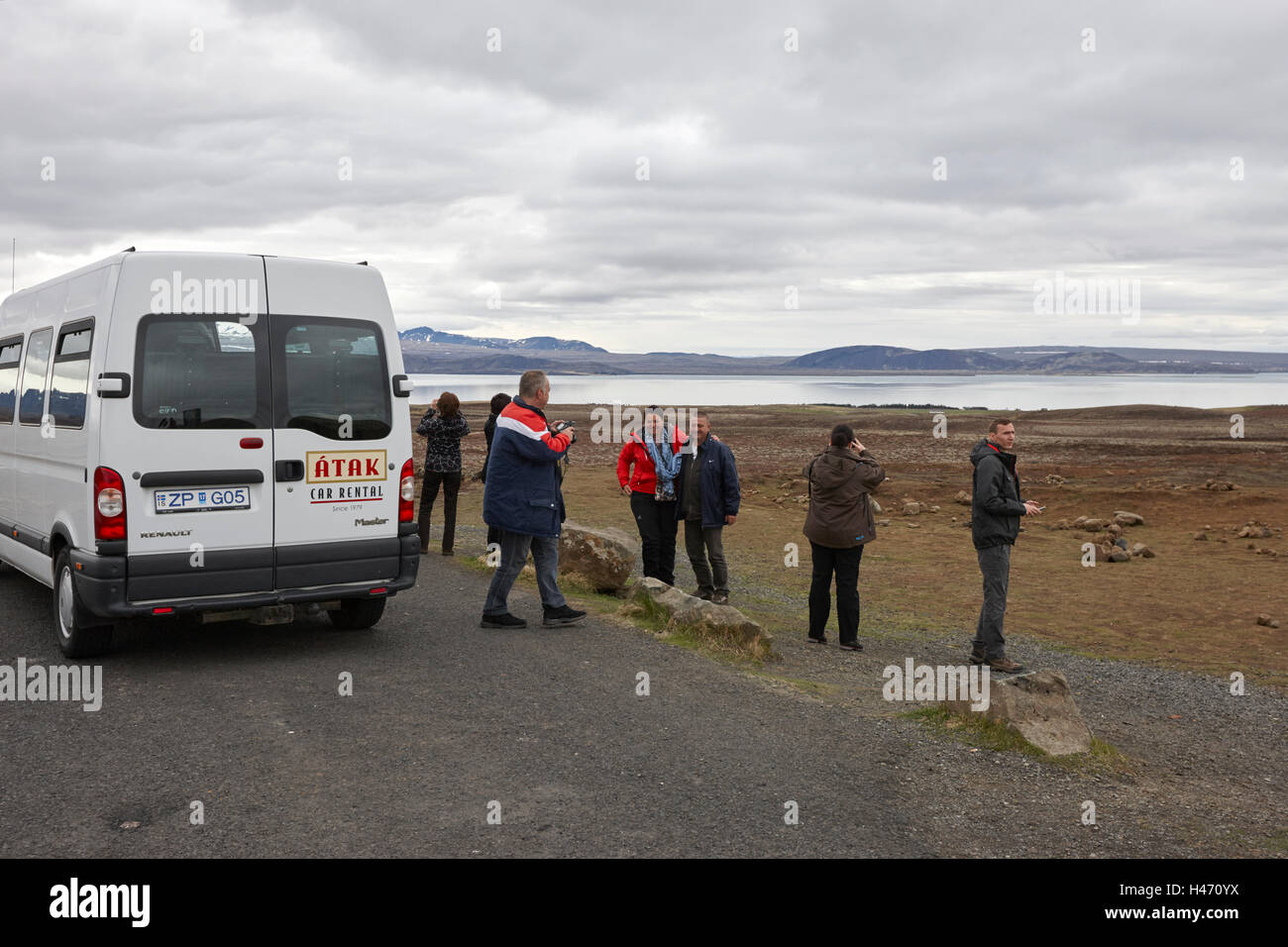 Gruppo di tour di turista parcheggiato in una layby sul Golden Circle Route in Islanda Foto Stock