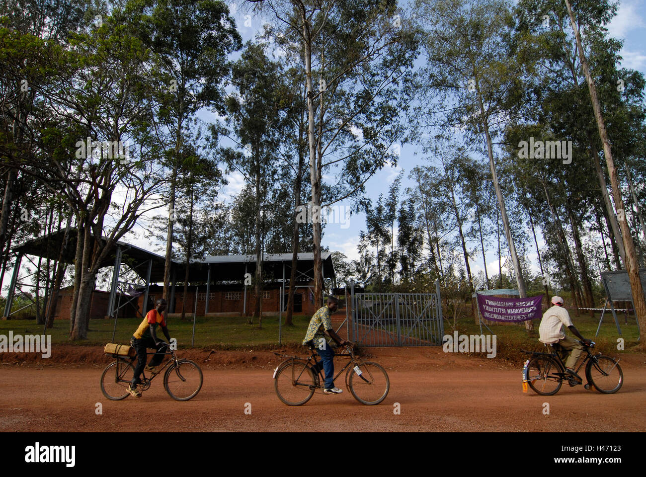 Genocidio in Ruanda memorial Ntarama , durante il genocidio in aprile 1994 5000 Tutsi furono uccisi dagli hutu di omicidio in questa chiesa / RUANDA Ntarama , Mahnmal fuer die Opfer des Genozid , waehrend des Voelkermord wurden in der Kirche von Ntarama 5000 Zuflucht suchende Tutsi Maenner Frauen und Kinder im aprile 1994 von Milizen Hutu ermordet Foto Stock