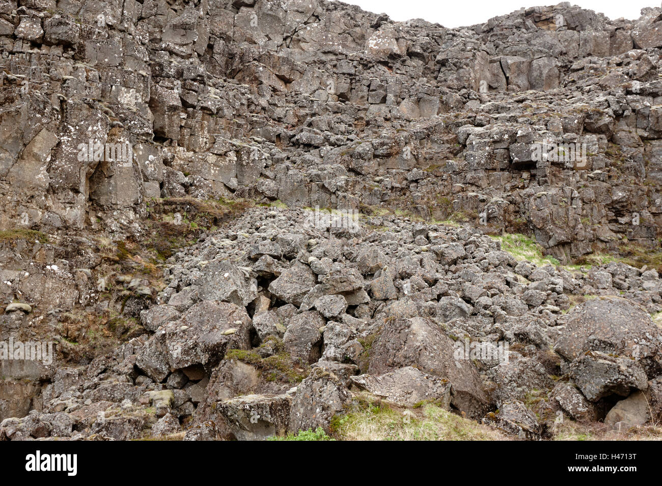 Lava la parete di roccia e ghiaioni in fessure nelle placche continentali a Thingvellir parco nazionale di Islanda Foto Stock