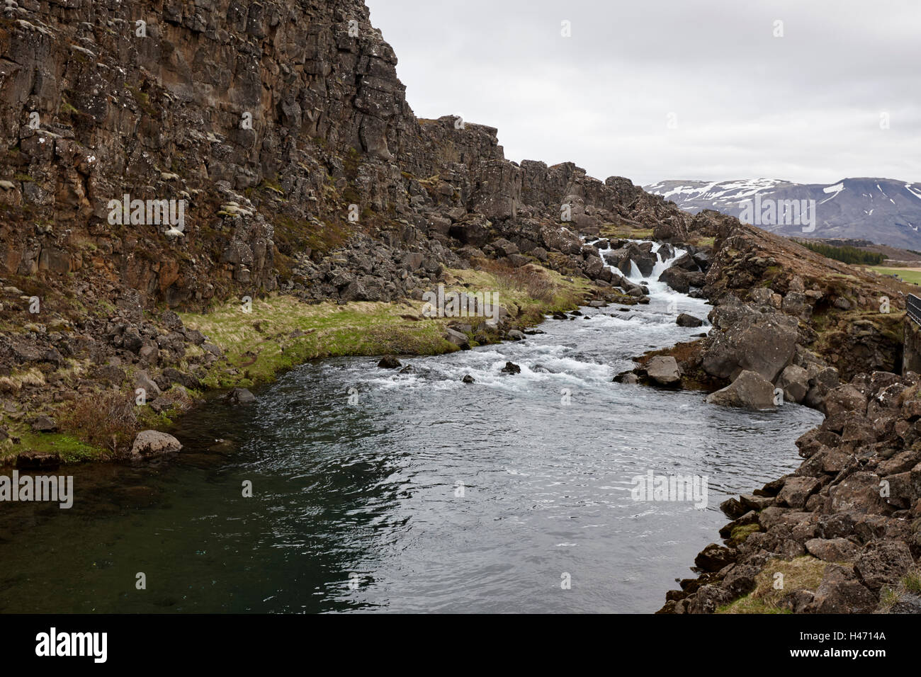 Oxara sul fiume che scorre attraverso le fessure a placche continentali a Thingvellir parco nazionale di Islanda Foto Stock