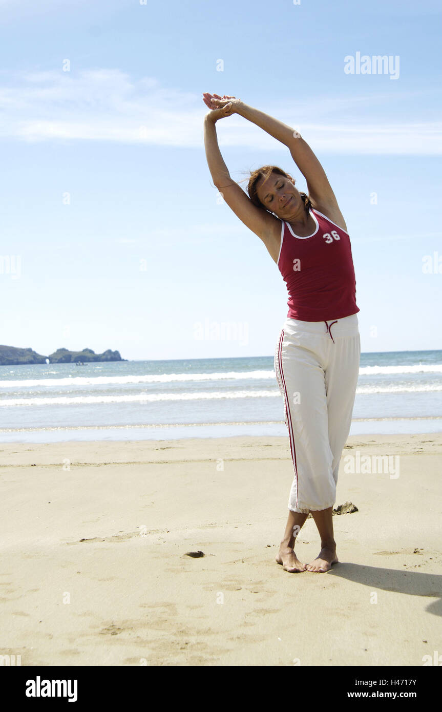 Spiaggia, donna, sportily, stand, stretch Dehnübung, persona, sport  abbigliamento sportivo e del tempo libero, per il tempo libero sport,  hobby, auto, vacanze, motion, l'attività, la spiaggia di sabbia, mare,  fitness, distensione, stretch,