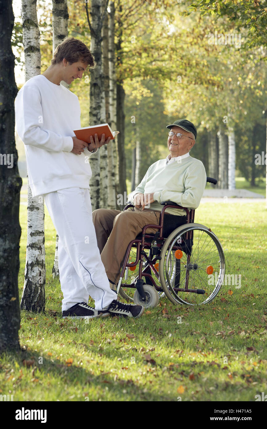 Park, boss, non valido la sedia a rotelle, sedersi, geriatrico infermieri, stand, leggere, autunno Foto Stock