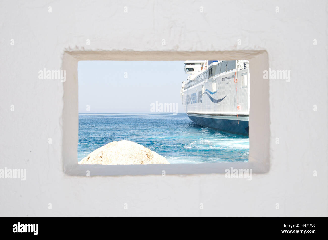 La Grecia, isola di Sifnos, porto, colata di traghetto off, vista attraverso la parete, Foto Stock