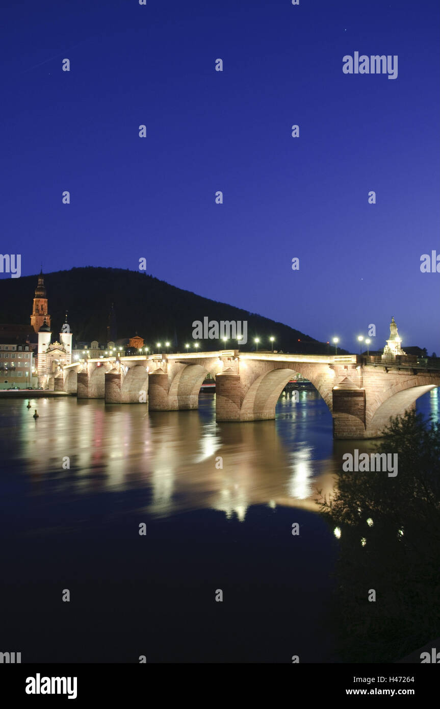 Heidelberg al crepuscolo, la Chiesa del Santo Spirito, Ponte Vecchio, Baden-Württemberg, Germania, Foto Stock