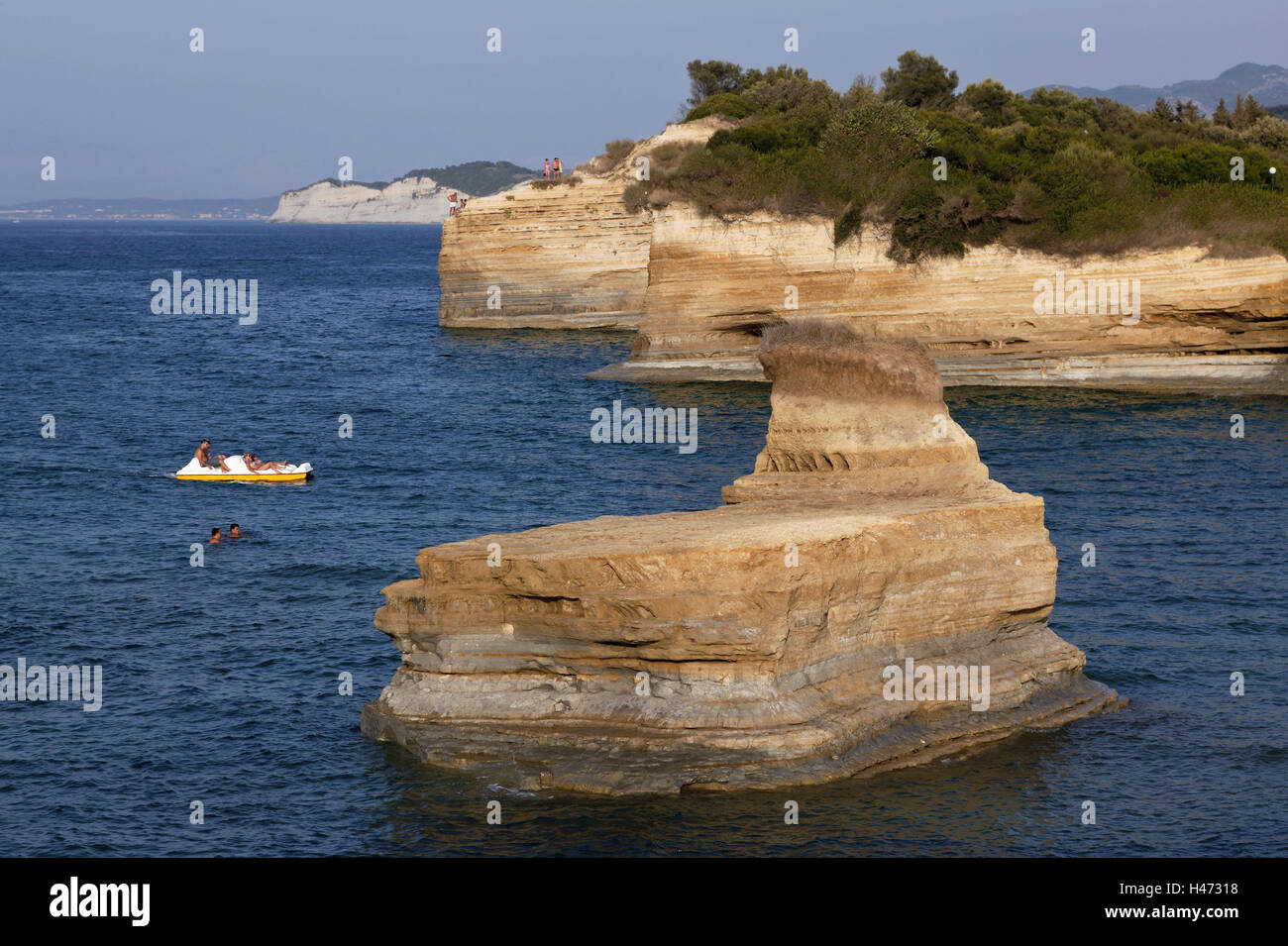 La Grecia, isola di Corfù, bile costa, a nord-ovest di Corfù, il sud, l'Europa, l'Europa, in greco, isola di Corfù, costa, a nord-ovest Corfu, Sidari, rock, barca, persona, turistico, turismo, Foto Stock