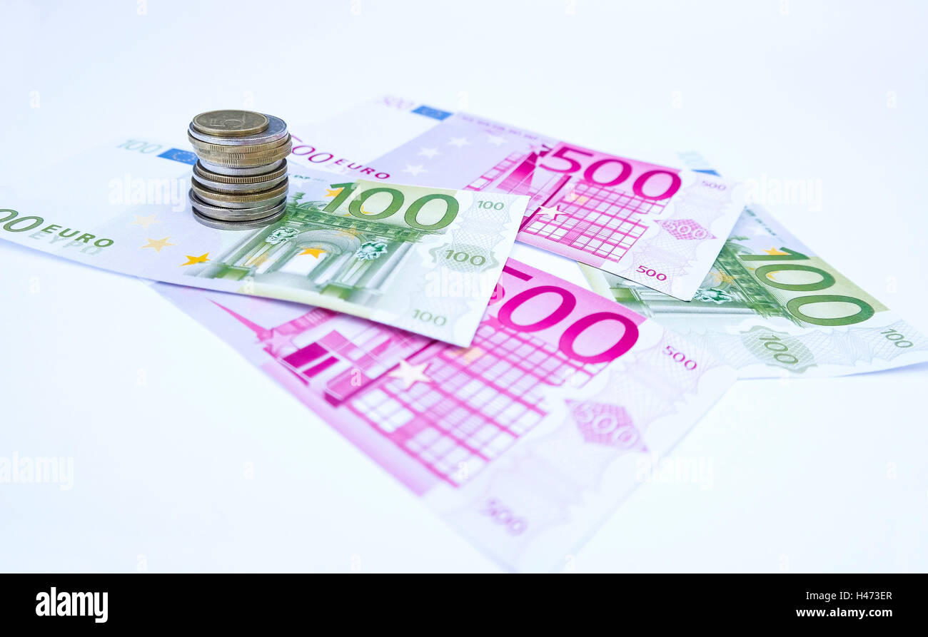 Qualche euro con un mucchio di monete Foto Stock