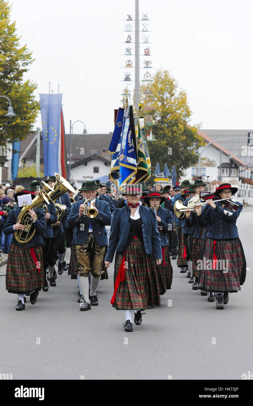 In Germania, in Baviera, Algovia, Swan's regione, nazionale sfilata in costume, personalizzato, bavarese, tradizioni, a piedi, vestiti, cultura, culturalmente, Germania meridionale, tradizioni, folklore, cappelli, copricapo, bandiere, festa, vacanza, Santo, persone, costume nazionale, musical instr Foto Stock