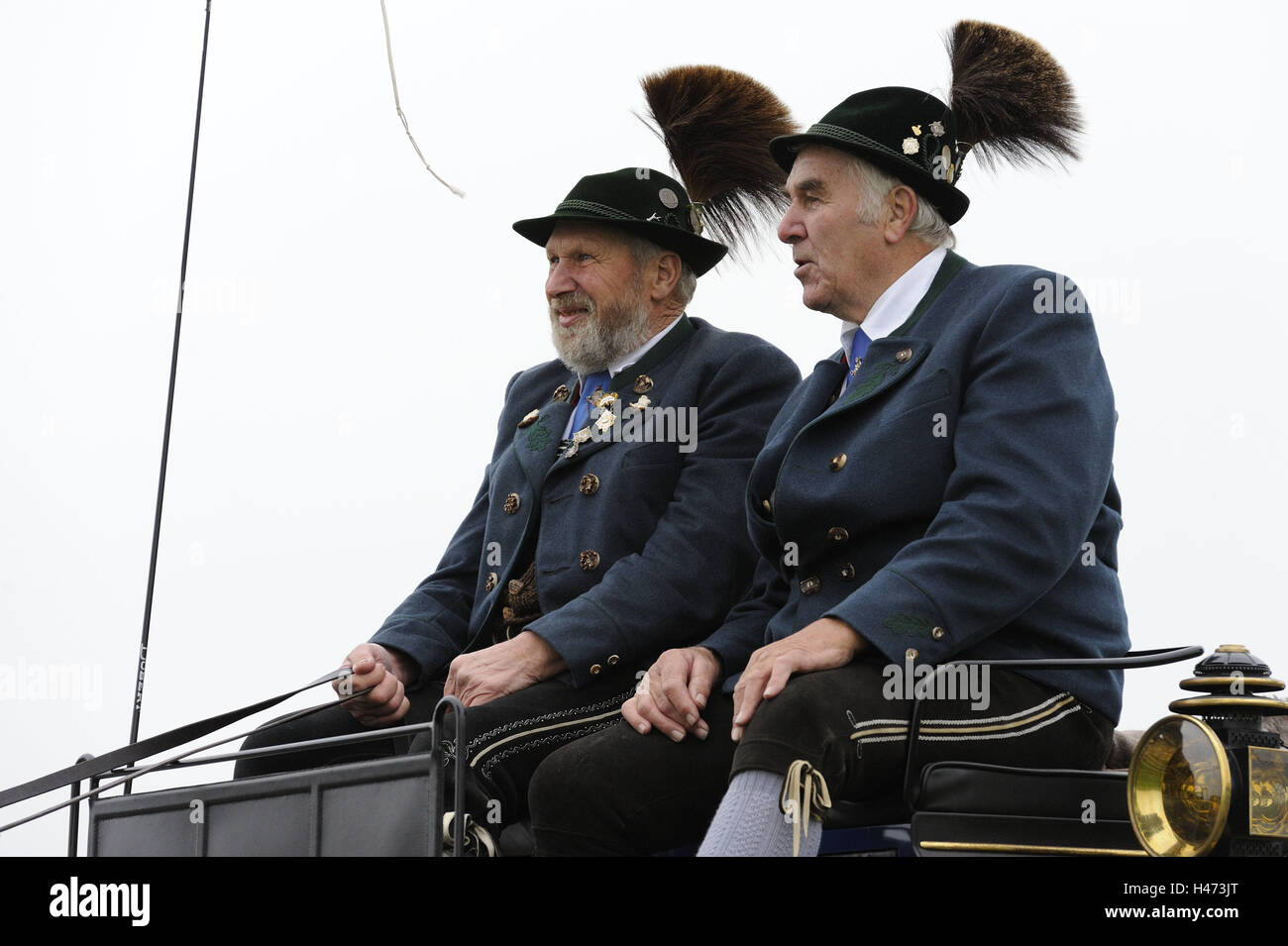 In Germania, in Baviera, Algovia, Swan's regione, gli uomini, il carrello, personalizzato, bavarese, tradizioni, a piedi, vestiti, cultura, culturalmente, Germania meridionale, tradizioni, folklore, cappelli, copricapo, Gamsbart, festa, vacanza, Santo, persone cocchieri, affiancate Leonhardi, Foto Stock