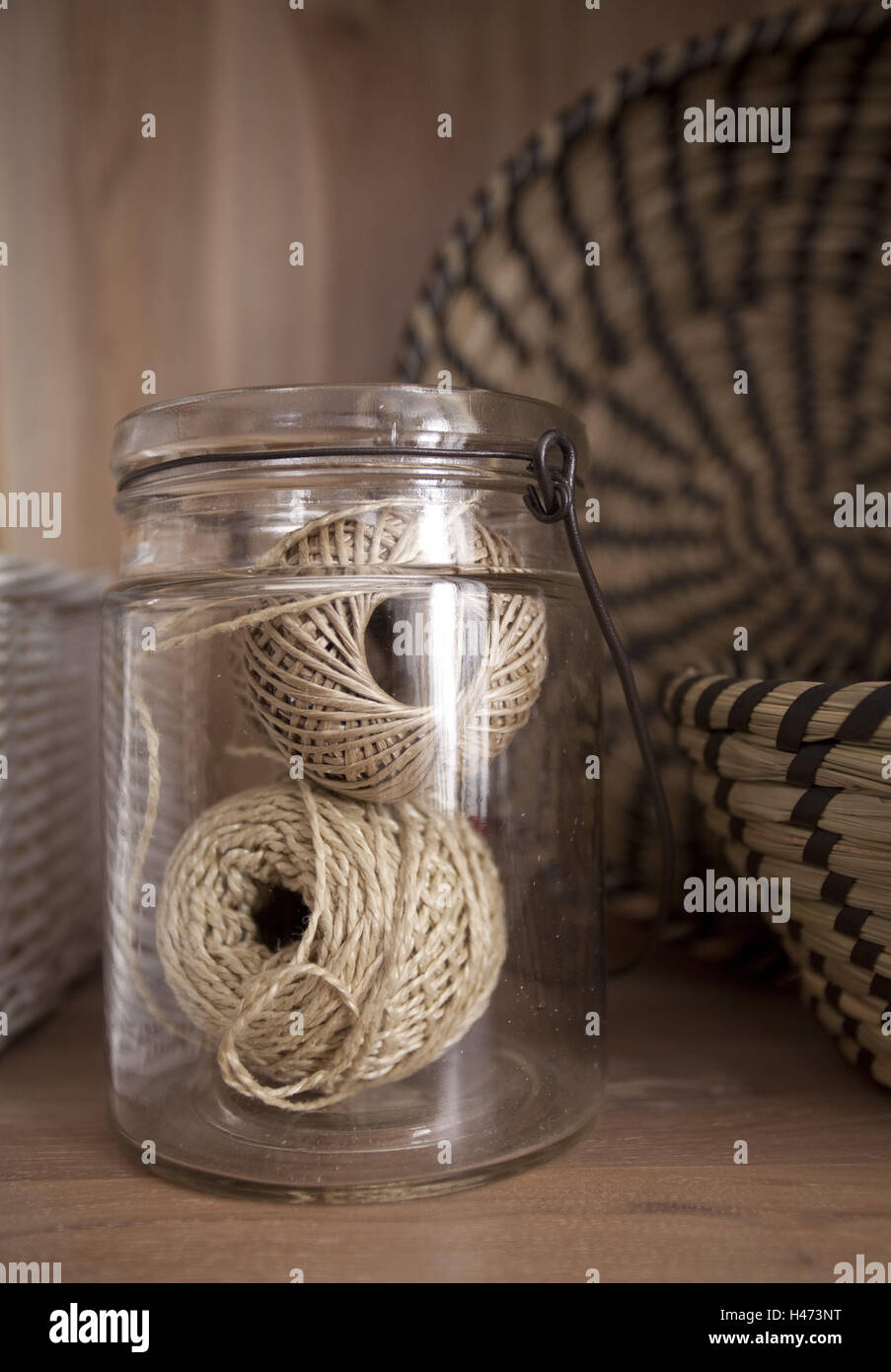Un gomitolo di lana, vetro, storage Foto Stock