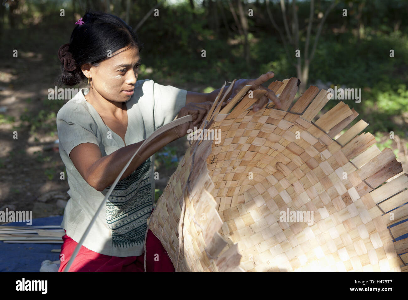 Myanmar, donna, basket weave, Foto Stock