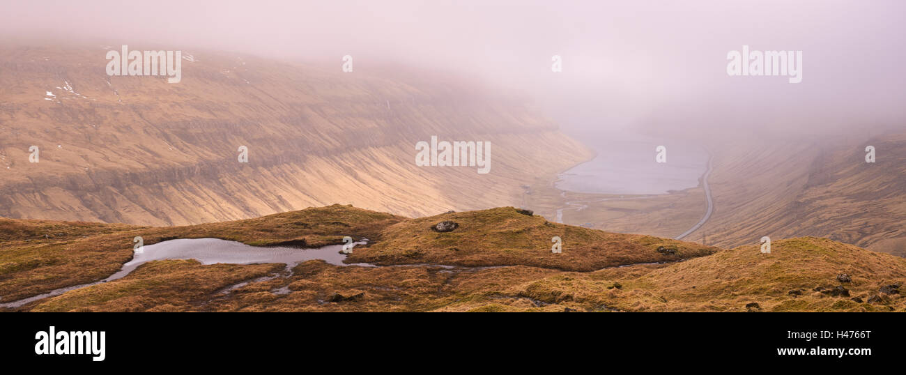 Vista sulla valle Mjørkadalur verso Kaldbaksfjørdur fjord nelle isole Faerøer, la Danimarca, l'Europa. Foto Stock