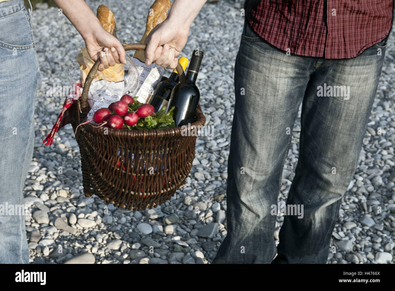 L'uomo, donna, basket, portando insieme, mani, Foto Stock