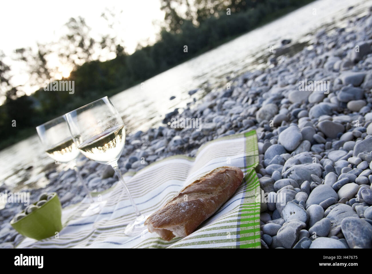 Riversides, picnic, nessuno, alcol, baguette, vaso, olive, ristoro, alimenti, bevande, vitamine, pane, l'Isar, fiume, acque, vino bianco, vino, wineglasses, picnic, tempo libero e attività ricreative, di consumo, di riposo e di celebrazione, celebrare, riva di ghiaia, sto Foto Stock