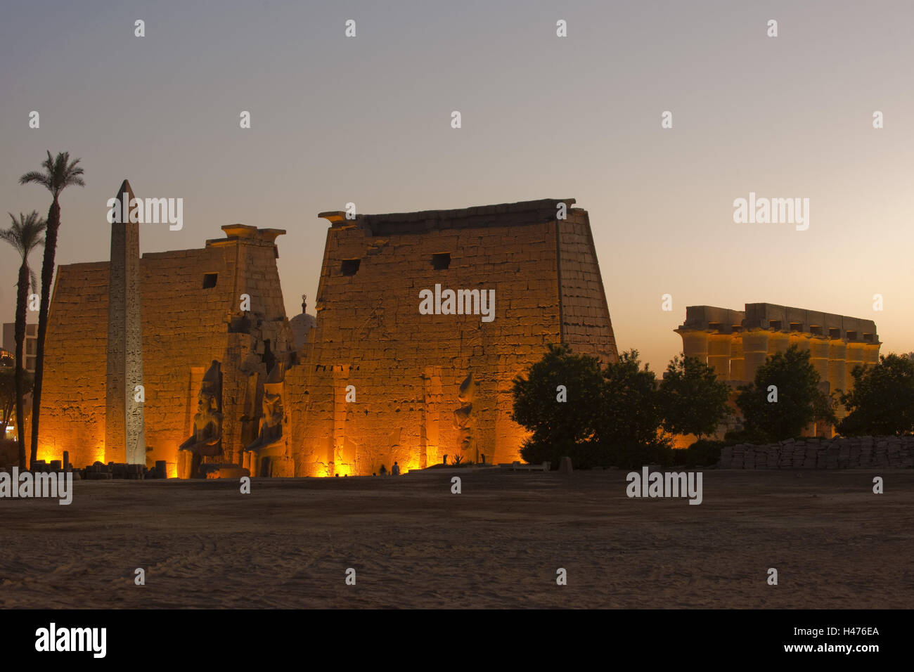 Egitto Luxor tempio di Luxor, vista dall'atrio il Nektanebos ho sul pilone con obelisco di Ramses II, Foto Stock