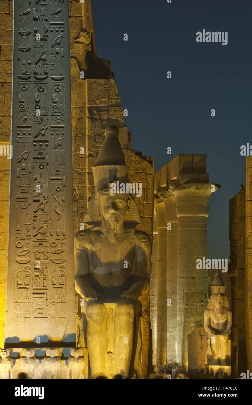 Egitto Luxor tempio di Luxor, il pilone con il sedile di sinistra la statua di Ramses II e obelisco, dietro di esso il pilastro colonnato, Foto Stock