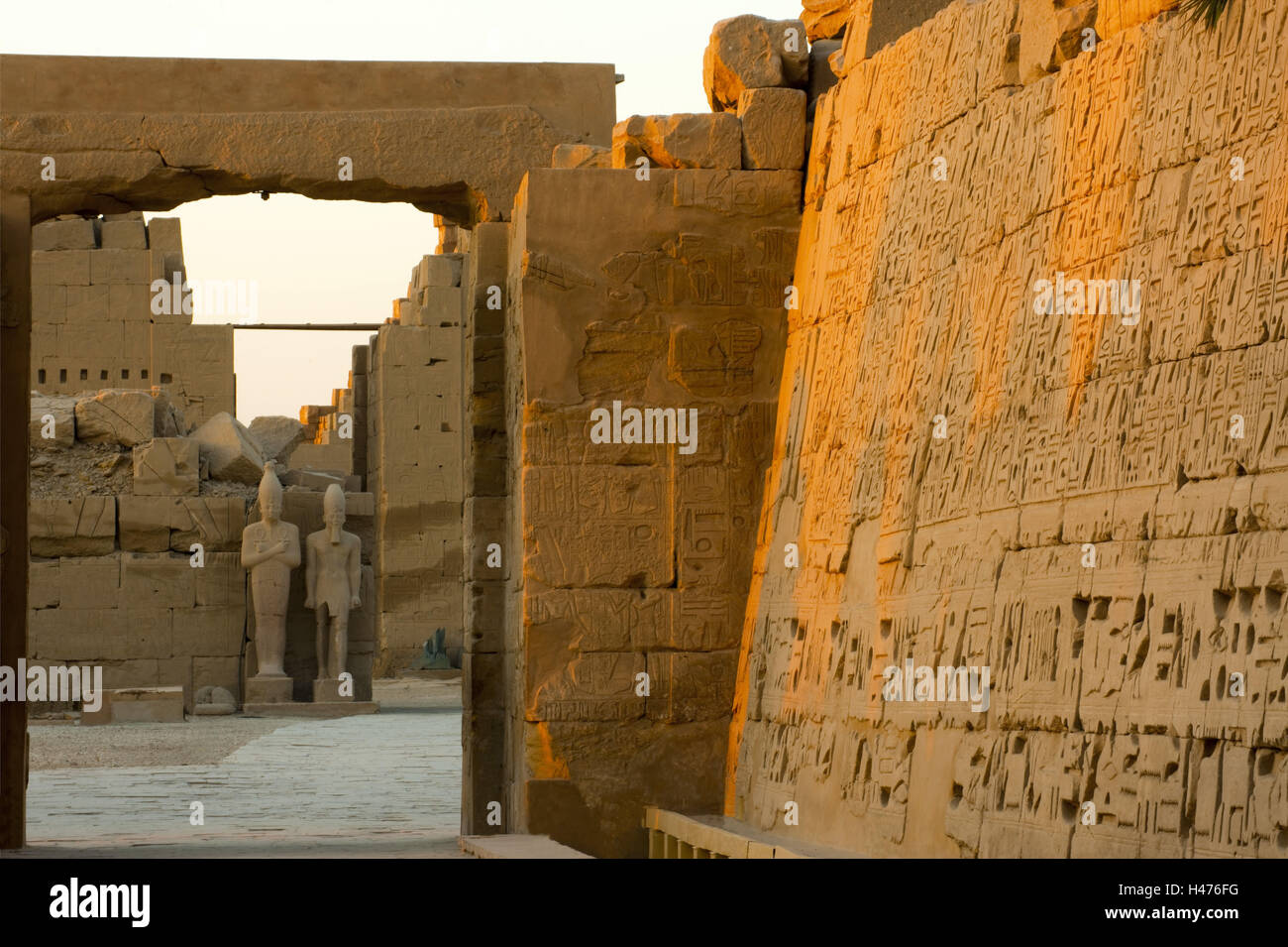 Egitto Luxor, statue nel tempio di Karnak, Foto Stock