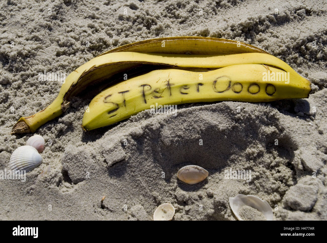 La buccia di banana sulla spiaggia, Foto Stock