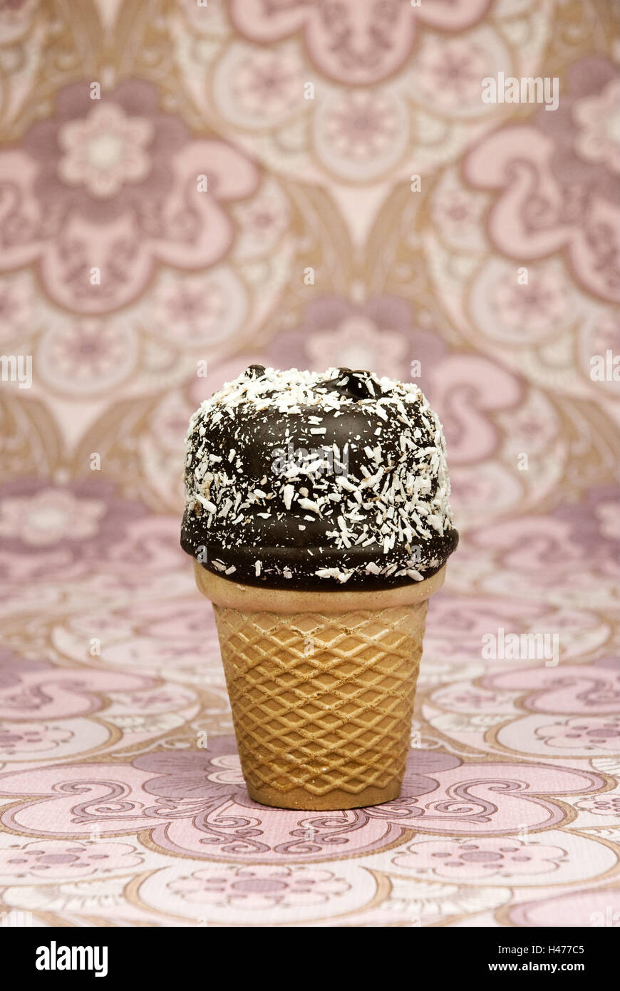 Il cioccolato marshmallow con waffle su carta da parati con motivi geometrici, Foto Stock