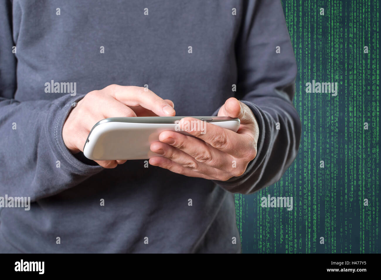 I cyber criminali persona utilizzando uno smart phone nel web profondo il cyberspazio. Messa a fuoco selettiva. Foto Stock