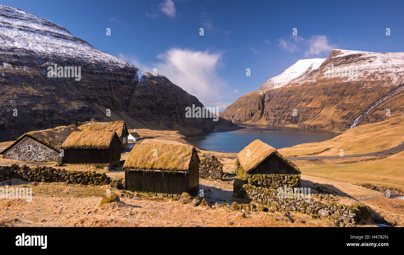 Il borgo antico di Saksun circondato dal bellissimo paesaggio di montagna, Streymoy, Isole Faerøer, la Danimarca, l'Europa. Inverno (aprile) Foto Stock