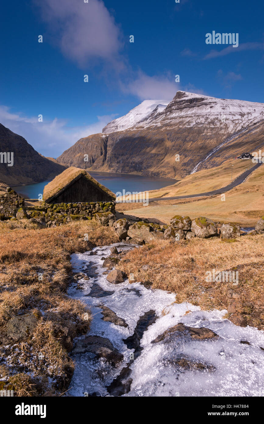 Turf capanna coperto nel borgo antico di Saksun sull isola di Streymoy, Isole Faerøer, Denamrk, l'Europa. Inverno (aprile) 2015. Foto Stock